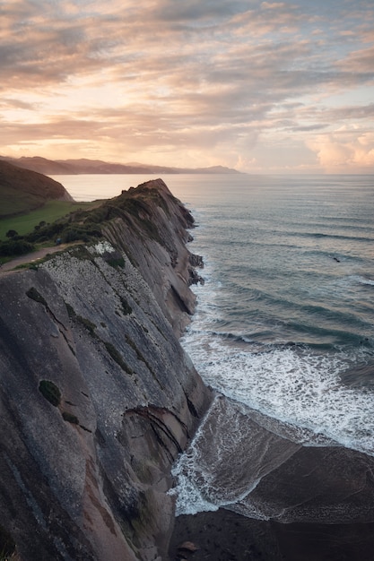 Paisagem da costa de Flysch famoso em Zumaia no por do sol, país Basque, Espanha. Formações geológicas famosas.