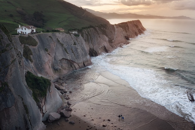 Paisagem da costa de Flysch famoso em Zumaia no por do sol, país Basque, Espanha. Formações geológicas famosas.