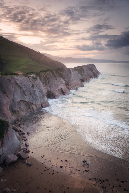 Paisagem da costa de Flysch famoso em Zumaia no por do sol, país Basque, Espanha. Formações geológicas famosas.