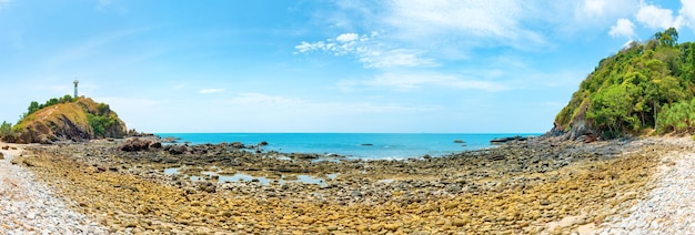 Paisagem da costa do mar com água azul