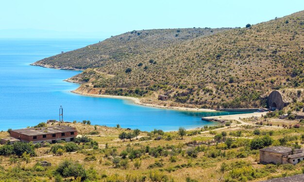 Paisagem da costa do mar de verão (Himare, Albânia).