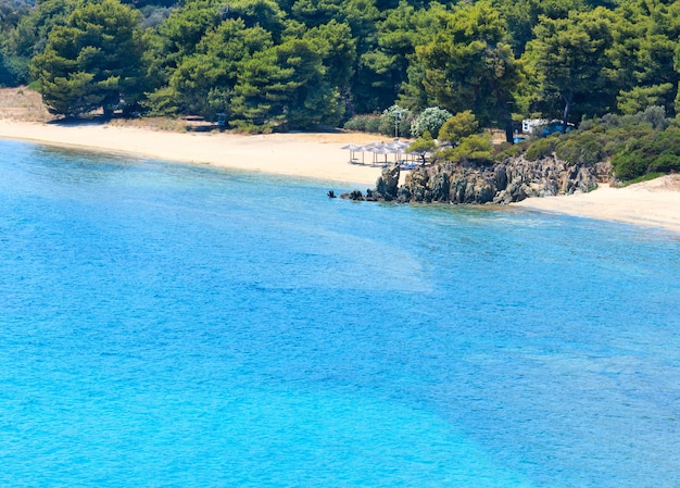 Paisagem da costa do mar egeu de verão com praia de areia (sithonia, halkidiki, grécia}.