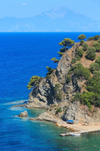 Paisagem da costa do mar Egeu de verão e Monte Athos na névoa (Chalkidiki, Grécia).