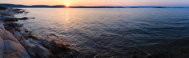 Paisagem da costa do mar Egeu, vista do sol da praia de Karidi (Chalkidiki, Grécia). Três fotos costuram um panorama de alta resolução.