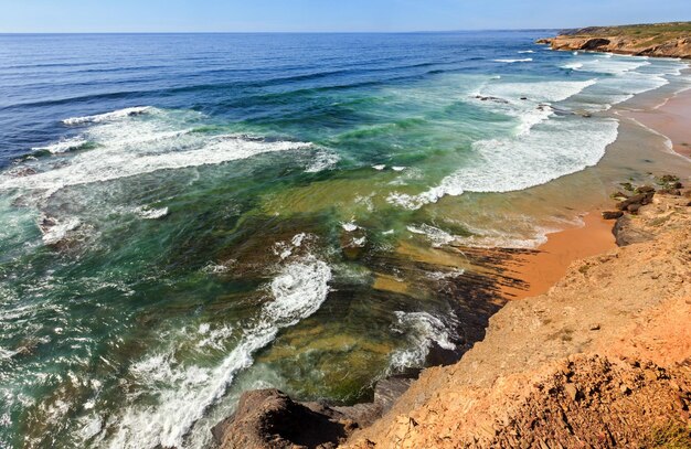 Paisagem da costa do Oceano Atlântico de verão e praia de Monte Clérigo (Aljezur, Algarve, Portugal).