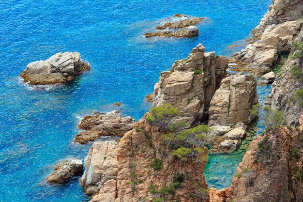 Paisagem da costa rochosa do mar de verão (Espanha). Vista de cima.