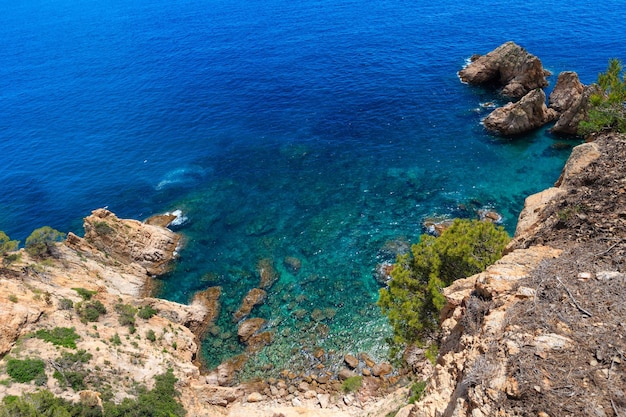 Paisagem da costa rochosa do mar de verão (Espanha). Vista de cima.