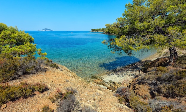 Paisagem da costa rochosa do mar Egeu de verão de manhã com pinheiros na costa. Vista da praia, Sithonia (perto de Ag. Kiriaki), Halkidiki, Grécia.