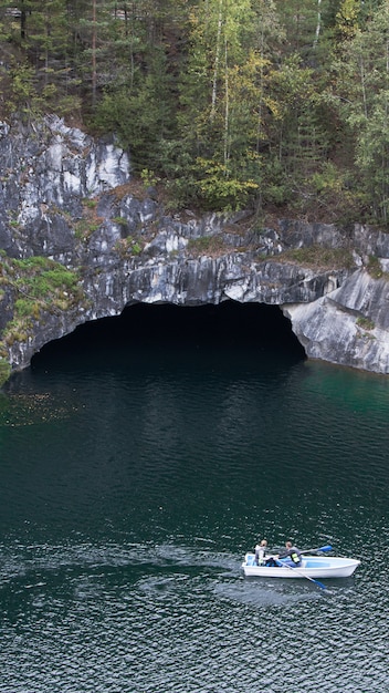 Foto paisagem da entrada da caverna e barco