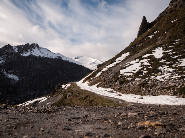 Paisagem da Europa picos de montanhas em tempo nublado