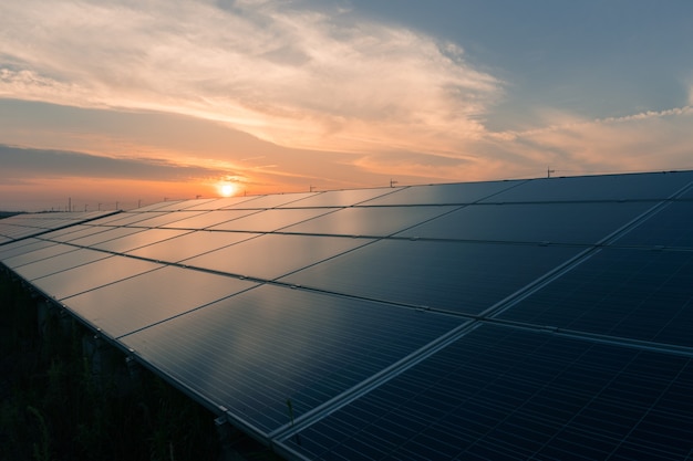 Foto paisagem da fazenda solar ao pôr do sol