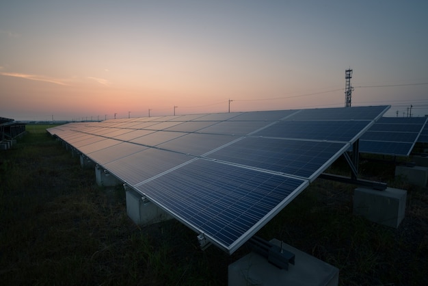 Foto paisagem da fazenda solar ao pôr do sol