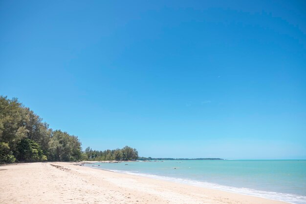 Paisagem da foto Cenário de águas turquesas da praia arenosa e céu azul em Khao Lak Phang Nga Tailândia