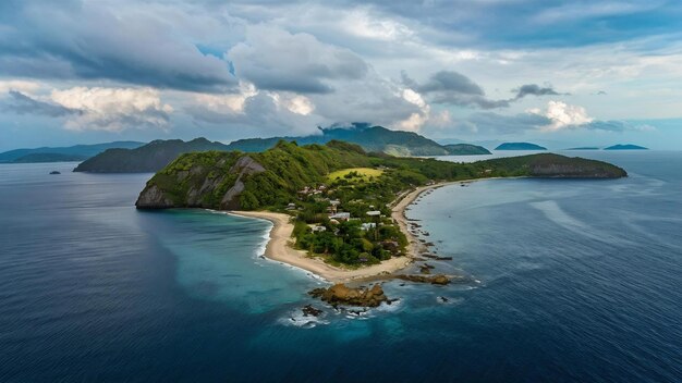 Paisagem da ilha de Wajag cercada pelo mar sob um céu nublado na Indonésia