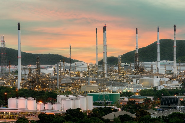 Foto paisagem da indústria de refinaria de petróleo com tanque de armazenamento de óleo