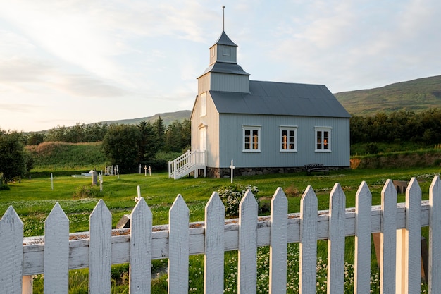 Paisagem da Islândia com bela igreja