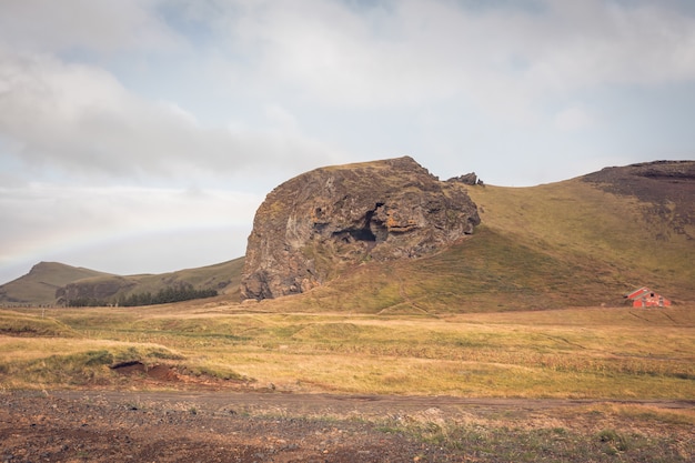 Paisagem da Islândia do Sul com arco-íris