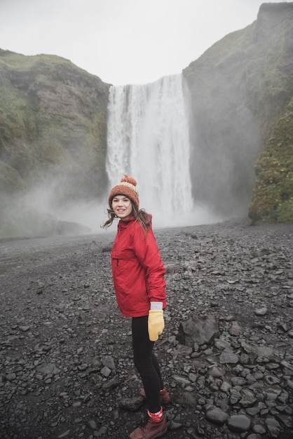 Paisagem da Islândia. menina em frente a parede de água