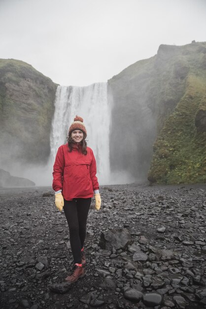 Paisagem da Islândia. menina em frente a parede de água