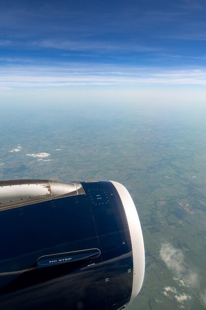 paisagem da janela de um avião sobre campos voadores