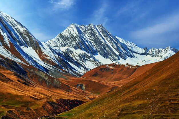 Paisagem da majestosa cordilheira de montanhas marrons nevadas no país da Geórgia