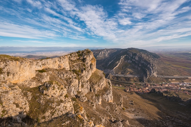Foto paisagem da montanha do desfiladeiro de pancorbo em burgos, espanha.