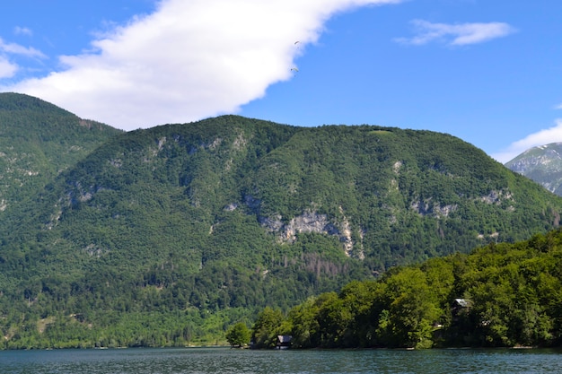 Paisagem da montanha, lago e cordilheira - lago bohinj, eslovênia, alpes.