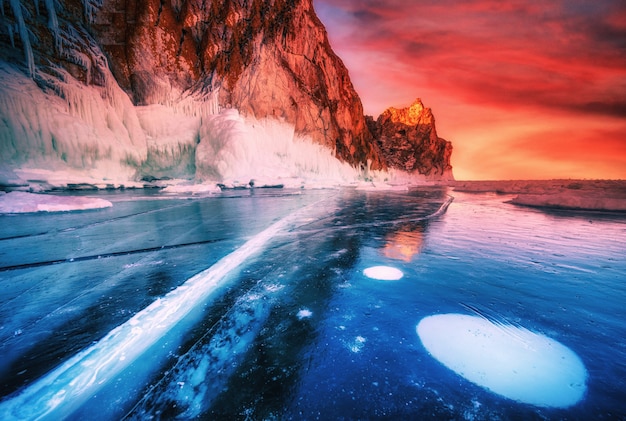 Paisagem da montanha no por do sol com gelo de quebra natural na água congelada no lago Baikal, Sibéria, Rússia.