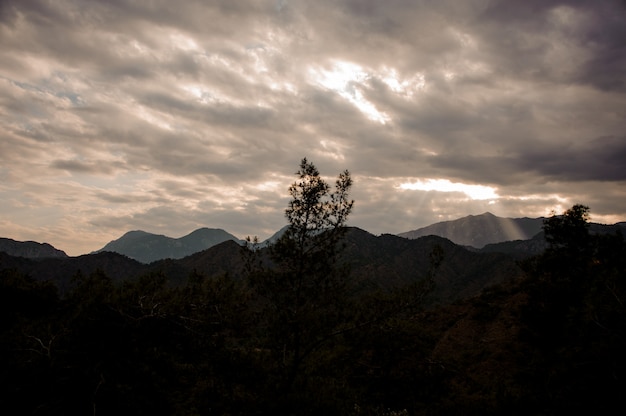 Paisagem da montanha sob o céu nublado com luz