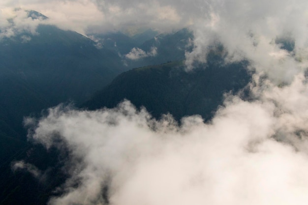 Paisagem da montanha Tusheti e vista da natureza georgiana de alto ângulo