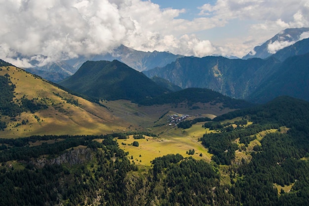 Paisagem da montanha Tusheti e vista da natureza georgiana de alto ângulo