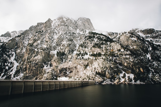 Paisagem da natureza de uma longa exposição à água em um pântano nas montanhas de neve no inverno