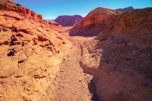 Paisagem da natureza do deserto Rochas de arenito Estrada de terra em Timna Park Israel