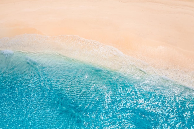 Paisagem da natureza do verão. Vista aérea da praia de areia e mar com ondas. Bela ilha tropical