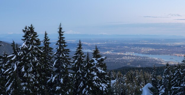 Foto paisagem da natureza montanhosa canadense com a paisagem urbana de vancouver ao fundo