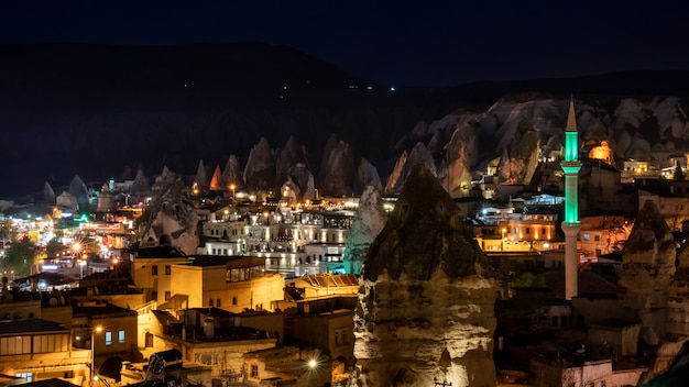 Paisagem da noite em goreme, cappadocia, turquia.