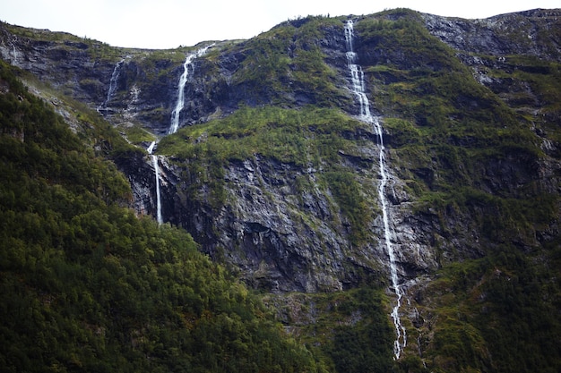 Paisagem da Noruega com grande cachoeira Montanhas pitorescas da paisagem da Noruega viajando