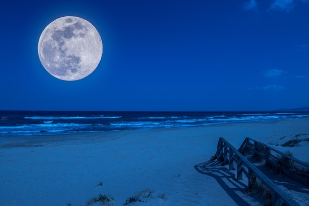 Paisagem da praia à noite