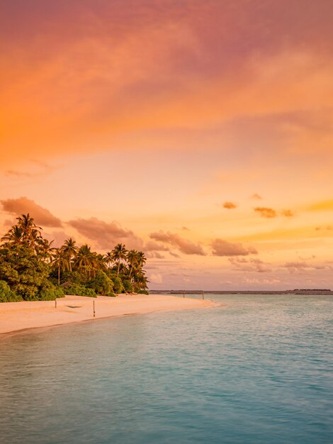 Paisagem da praia da ilha tropical do paraíso. Calma tranquilo relaxante pôr do sol, costa exótica