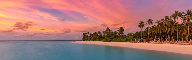 Foto paisagem da praia da ilha tropical do paraíso. céu do sol tranquilo, água do mar calma. litoral exótico