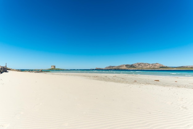 Paisagem da praia de La Pelosa em um dia ensolarado