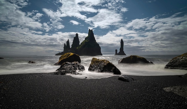 Paisagem da praia negra na Islândia