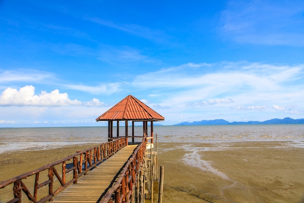 Foto paisagem da praia preta laemngop, província tailândia de trat.