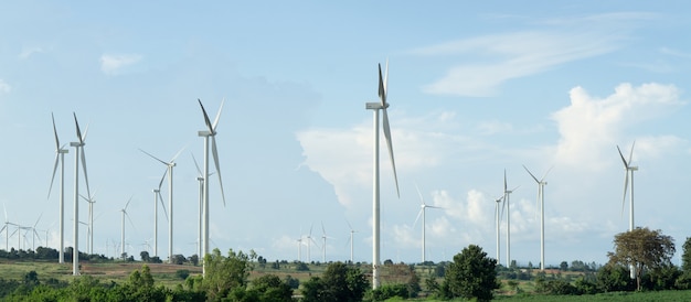 paisagem da turbina eólica contra o céu azul.