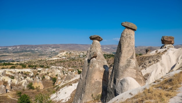 Paisagem da turquia chaminés de fada perto da cidade de cavusin em goreme cappadocia turkey travel tourism and marco - as três belezas de urgup