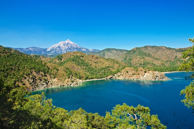 Paisagem da Turquia com colinas e montanhas verdes do céu azul do mar