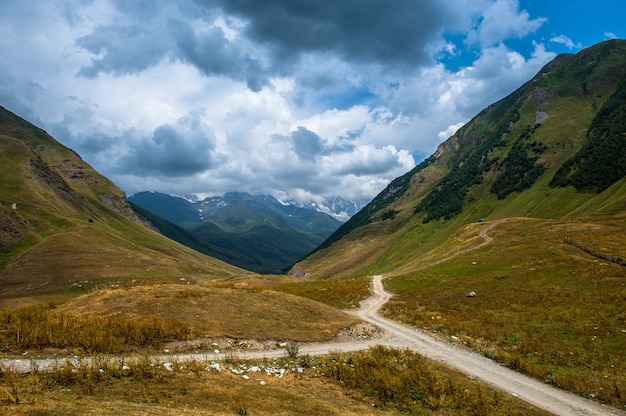 Paisagem da vila de Ushguli com enormes montanhas rochosas, a parede de Bezengi, Shkhara ao fundo em Svaneti, Geórgia