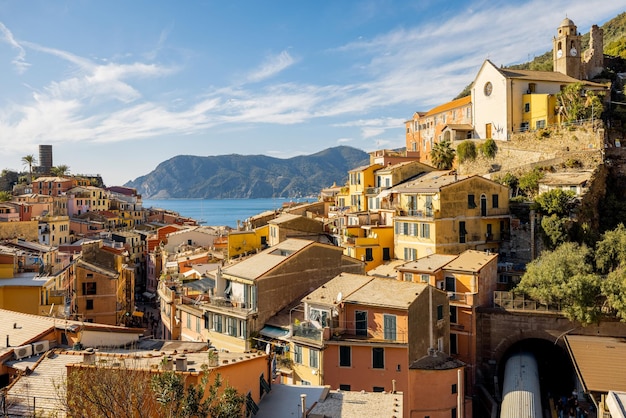 Paisagem da vila de Vernazza na costa no noroeste da Itália