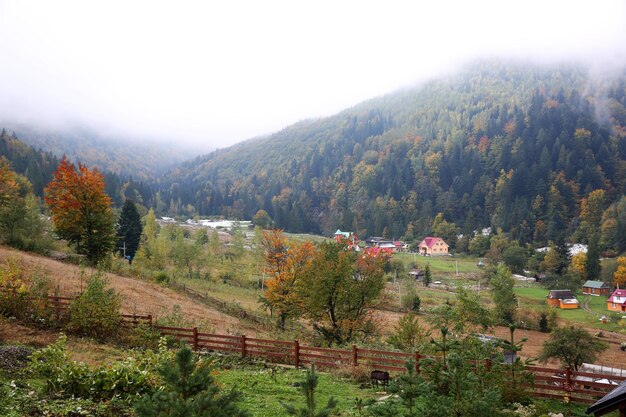 Paisagem da vila nas montanhas