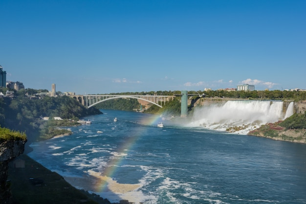 Paisagem das Cataratas do Niágara, barco e arco-íris no lado do Canadá.